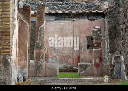 Pompeji-Italien-Ruinen der antiken Stadt nach den Zerstörungen durch den Ausbruch des Vulkans Vesuv.  Spalten und bemalten Wänden. Stockfoto