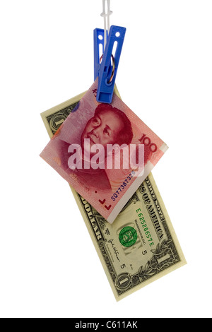 Chinesische Renminbi gekoppelt an den US-Dollar isoliert auf weißem Hintergrund Stockfoto