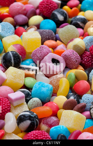 Bunt sortiert Kinder Bonbons und Süßigkeiten. Liquorice Allsorts, Smarties, Ananas Würfel, Aufschneider, Bonbons, dolly Mischungen und Jelly Beans Stockfoto