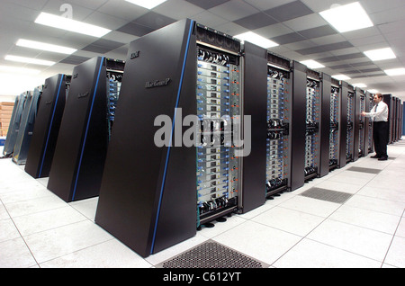 Informatiker am Argonne National Laboratory inspiziert den neue IBM Blue Gene/P Supercomputer, der vor kurzem den Namen der schnellste Rechner für offene Wissenschaft der Welt. 2009. Stockfoto