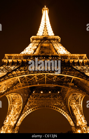 Hell erleuchtet in der Abenddämmerung in Paris Eiffelturm. Stockfoto