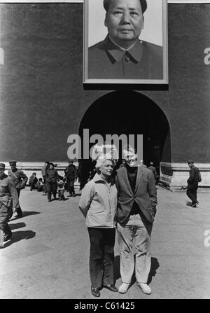 George und Barbara Bush darstellen unter ein Porträt von Mao Zedong in Peking war er Vereinigte Staaten Verbindung nach China. Ca. 1974 (BSLOC 2011 3 101) Stockfoto