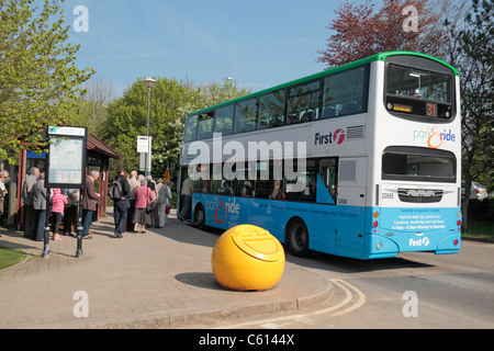 Fluggästen einen Bad Park & Ride Bus im Bereich Lansdown & fahren. Stockfoto