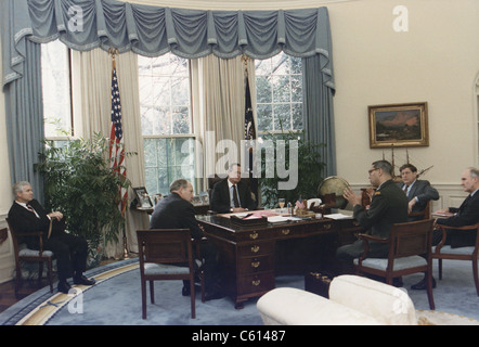 Präsident George Bush trifft sich mit Schlüssel Berater während des Aufbaus, des ersten Golfkriegs. L-R Robert Gates Richard Cheney Präsident Bush Colin Powell John Sununu Brent Scowcroft. (BSLOC 2011 3 83) Stockfoto