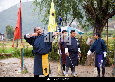 Bhutan Archer soll Ziel während der lokalen Turnier in Paro. Bhutan Stockfoto