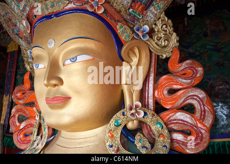 Das Gesicht des Buddha, Teil einer riesigen Statue innerhalb von Thikse Kloster in Ladakh, Indien gefunden. Stockfoto