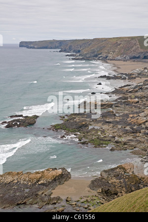 Tregardock Beach an der Atlantikküste Cornwalls, gesehen von einem Felsvorsprung über dem Crookmoyle Rock Stockfoto