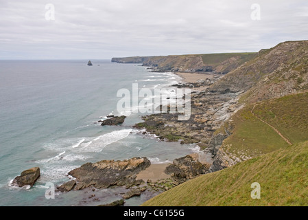 Tregardock Beach an der Atlantikküste Cornwalls, gesehen von einem Felsvorsprung über dem Crookmoyle Rock Stockfoto