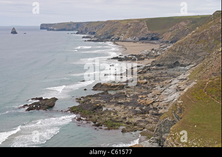 Tregardock Beach an der Atlantikküste Cornwalls, gesehen von einem Felsvorsprung über dem Crookmoyle Rock Stockfoto