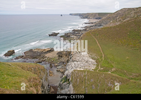 Tregardock Beach an der Atlantikküste Cornwalls, gesehen von einem Felsvorsprung über dem Crookmoyle Rock Stockfoto