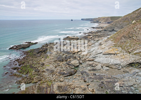 Tregardock Beach an der Atlantikküste Cornwalls, gesehen von einem Felsvorsprung über dem Crookmoyle Rock Stockfoto