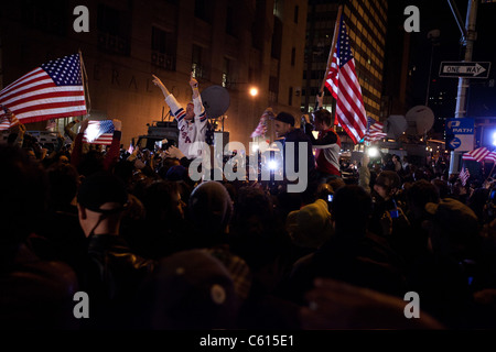 Spontane Demonstration auf das World Trade Center Site, nachdem Präsident Obama angekündigt, dass die US-Navy Seals während einer Razzia in seinem Versteck in Abbottabad Pakistan Osama Bin Laden getötet. (BSLOC 2011 12 393) Stockfoto