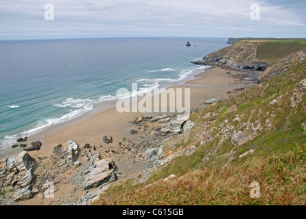 Tregardock Beach an der Atlantikküste Cornwalls, gesehen von Tregardock Cliff Stockfoto