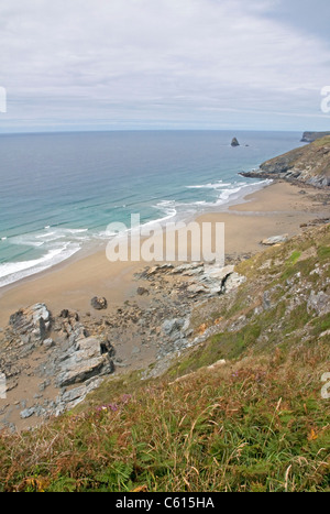 Tregardock Beach an der Atlantikküste Cornwalls, gesehen von Tregardock Cliff Stockfoto