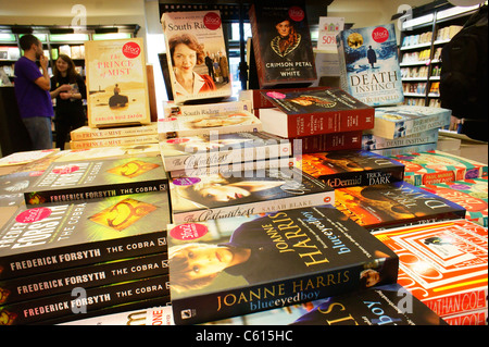 Taschenbuch Romanschriftsteller Bestseller Bestseller Autoren Buch Display Werbung in Waterstones Buchladen Shop Buchhandlung, England Stockfoto