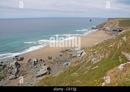 Tregardock Beach an der Atlantikküste Cornwalls, gesehen von Tregardock Cliff Stockfoto