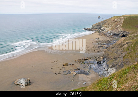 Tregardock Beach an der Atlantikküste Cornwalls, gesehen von Tregardock Cliff Stockfoto