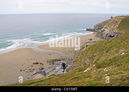 Tregardock Beach an der Atlantikküste Cornwalls, gesehen von Tregardock Cliff Stockfoto