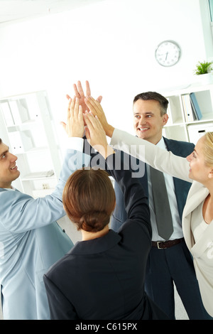 Porträt der Business Group halten Hände nah beieinander Bedeutung Unterstützung Stockfoto