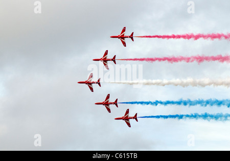 Fünf rote Pfeile Jets mit rot, weiß und Blau Farbe Rauch Routen in einer Flugschau über Falmouth, Cornwall UK Stockfoto