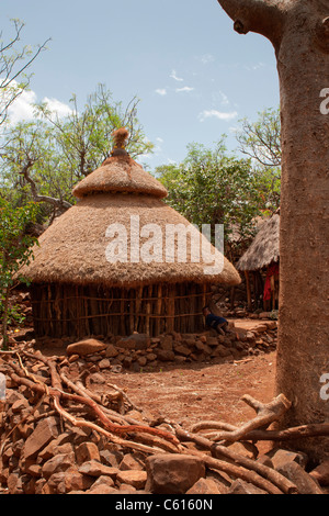 Traditionellen strohgedeckten Tukul in das Dorf Machekie, in der Nähe von Konso am unteren Omo-Tal, Südliches Äthiopien, Afrika. Stockfoto