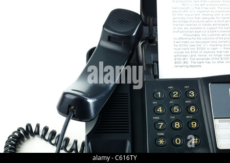 Bild von Faxgerät mit gedruckten Dokument drin Stockfoto