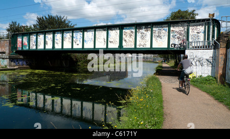 Ein Radsportler, die entlang des Flusses Lea Navigation-Kanals in East London England UK KATHY DEWITT Stockfoto