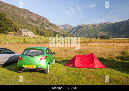 Wohnmobil auf einem Campingplatz auf der Basis Brown Farm im Langdale Tal, mit Blick auf die Langdale Pikes, Lake District, Großbritannien. Stockfoto