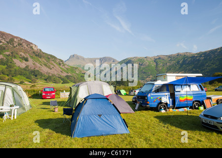 Wohnmobil auf einem Campingplatz auf der Basis Brown Farm im Langdale Tal, mit Blick auf die Langdale Pikes, Lake District, Großbritannien. Stockfoto