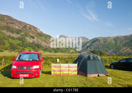 Wohnmobil auf einem Campingplatz auf der Basis Brown Farm im Langdale Tal, mit Blick auf die Langdale Pikes, Lake District, Großbritannien. Stockfoto