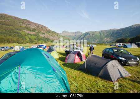 Wohnmobil auf einem Campingplatz auf der Basis Brown Farm im Langdale Tal, mit Blick auf die Langdale Pikes, Lake District, Großbritannien. Stockfoto