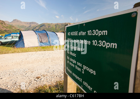 Wohnmobil auf einem Campingplatz auf der Basis Brown Farm im Langdale Tal, mit Blick auf die Langdale Pikes, Lake District, Großbritannien. Stockfoto