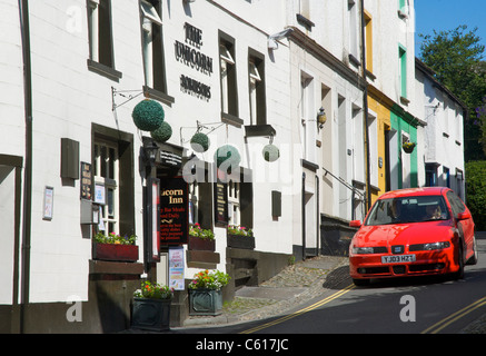 Auto auf schmalen Straße, vor dem Einhorn-Pub in Ambleside, Nationalpark Lake District, Cumbria, England UK Stockfoto