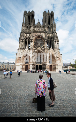 Neu renovierte Haupteingang der Kathedrale von Reims mit Touristen in Nordfrankreich Stockfoto