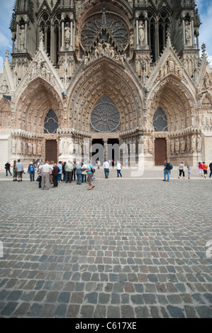 Neu renovierte Haupteingang der Kathedrale von Reims mit Touristen in Nordfrankreich Stockfoto