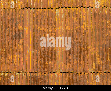 Korrodiert und Rusty Wellpappe Metall Dachplatten Stockfoto