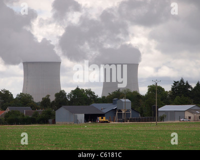 Entlang der Loire gibt es viele Atomkraftwerke. Dieser ist in St. Laurent des Eaux, in der Nähe von Blois. Frankreich Stockfoto