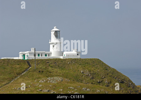 Stolperfallen Head Lighthouse steht auf Ynys Meicel (St.-Michaels Insel), eine felsige Insel im Norden Pembrokeshire coast in Wales. Stockfoto