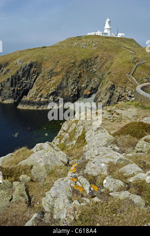 Stolperfallen Head Lighthouse steht auf Ynys Meicel (St.-Michaels Insel), eine felsige Insel im Norden Pembrokeshire coast in Wales. Stockfoto