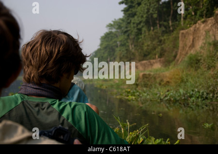 Kreuzfahrt auf einem Fluss im Chitwan National Park im Rahmen einer Safari Touristen Stockfoto