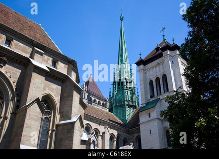 Turmspitzen der Cathédrale Saint-Pierre in Genf Stockfoto