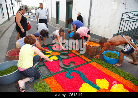 Anwohner machen Blumenteppiche, in der Pfarrei von Ponta Garça. Insel Sao Miguel, Azoren, Portugal Stockfoto