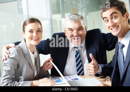 Porträt der freudigen Business Group zeigt ihre Fröhlichkeit und Blick in die Kamera Stockfoto