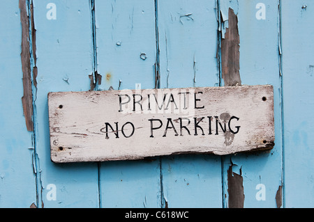 Kein Parkplatz Schild außerhalb einer Immobilie in Cornwall, England. Stockfoto