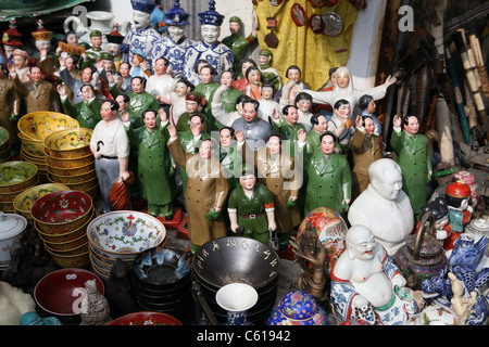 Keramik auf dem Display in der Dongtai Road Antiquitätenmarkt, in der Altstadt von Shanghai, China, 16. September 2008. Stockfoto