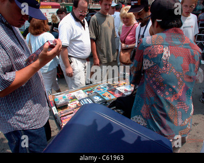 Anbieter in der Canal Street in Chinatown verkaufen illegale Kopien Kopien von Musik-CDs und DVDs und Videos von aktuellen Filmen Stockfoto