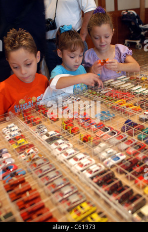 Hunderte von Sammlern besuchen die 50. jährlichen Matchbox International Toy Show am 24. August 2002 Stockfoto