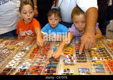 Hunderte von Sammlern besuchen die 50. jährlichen Matchbox International Toy Show am 24. August 2002 Stockfoto