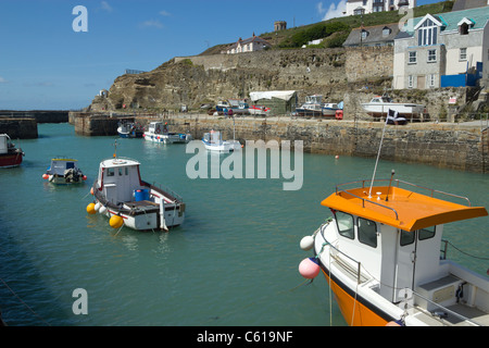 Angelboote/Fischerboote im Hafen von Portreath in der Nähe von Flut, Cornwall UK. Stockfoto