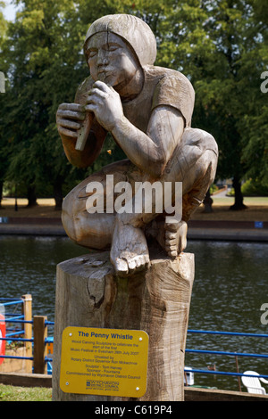 Die Penny Whistle Holzschnitzerei Skulptur am Fluss Avon im Abbey Park, Evesham in den Cotswolds, Worcestershire, Großbritannien im Juli Stockfoto